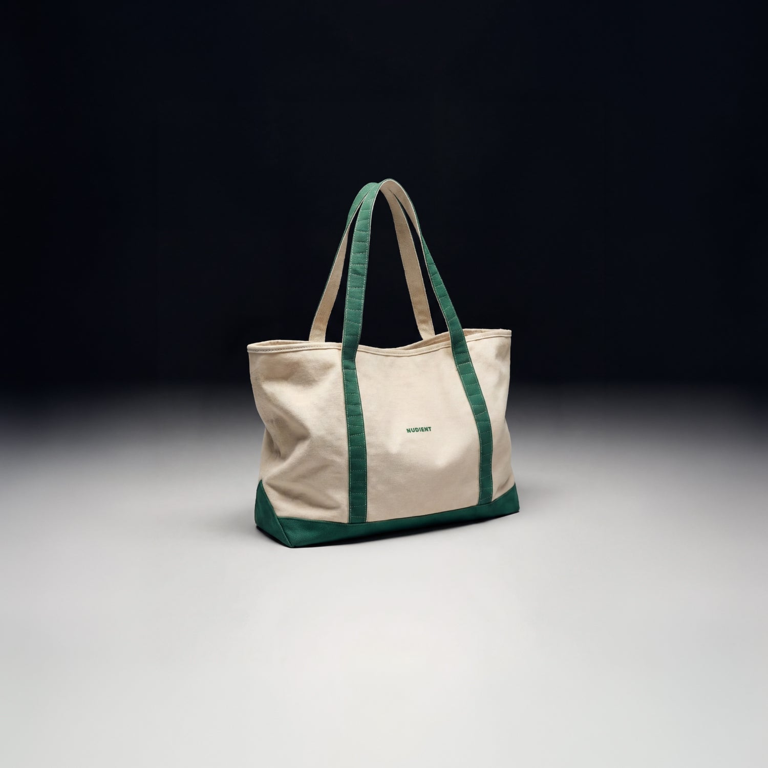 En moderne fortolkning af den originale tote bag, omformet og forfinet.